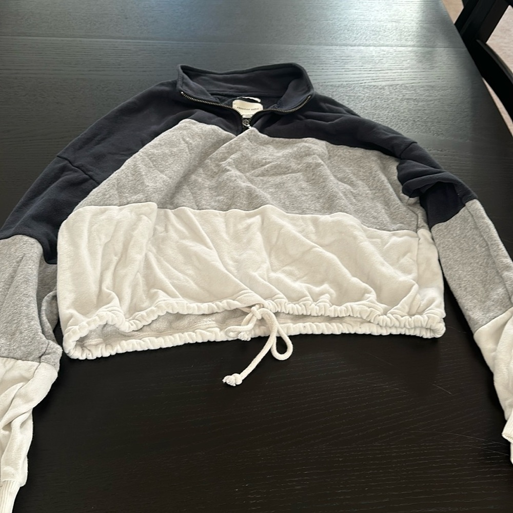 Women’s quarters zip from American Eagle size medium with drawstring at bottom